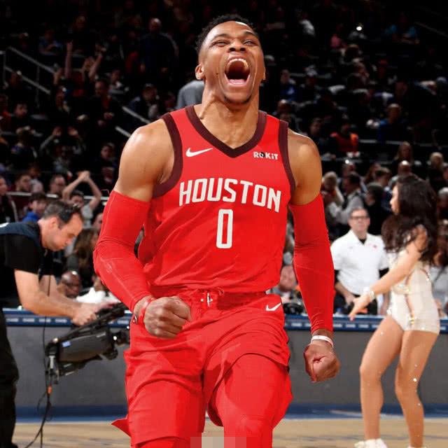 在进攻端迎 在进攻端迎